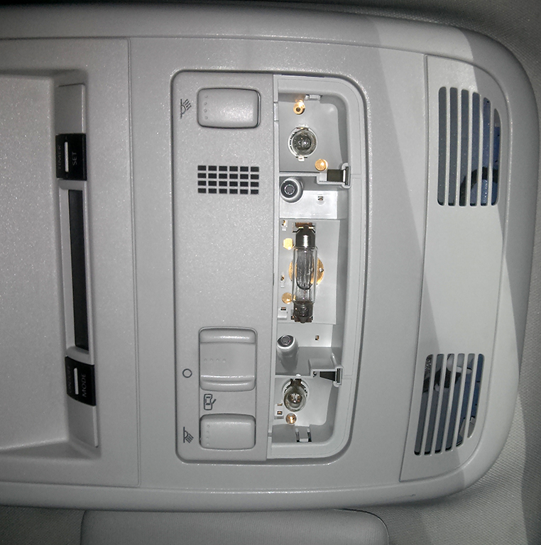 Ausbau der Ablage oben beim Innenraumlicht | TX-Board - das T5 / T6 Forum